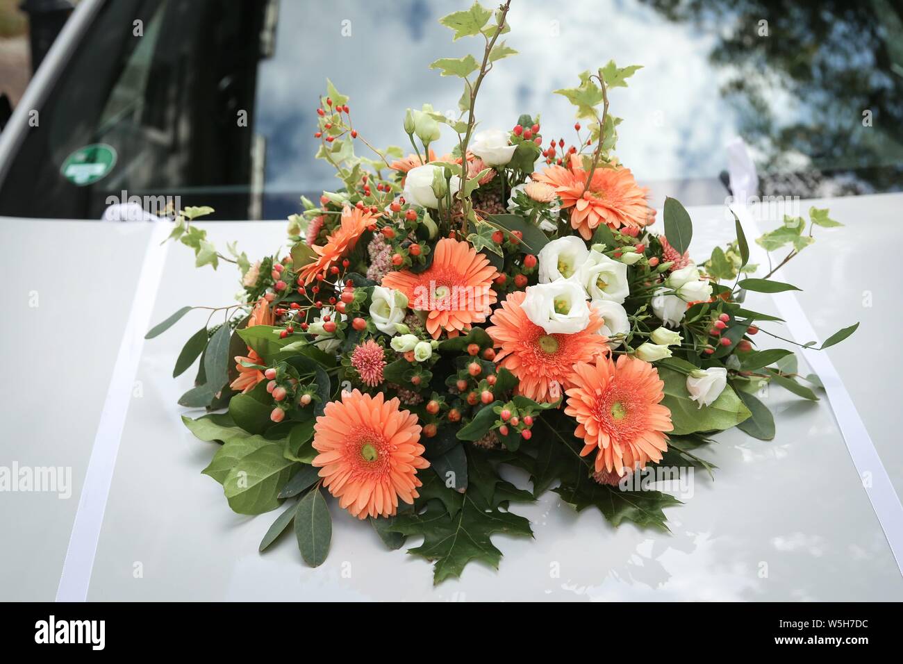 Symbolic photo on the subject of wedding and marriages. Schooner flower decoration on wedding car. | usage worldwide Stock Photo