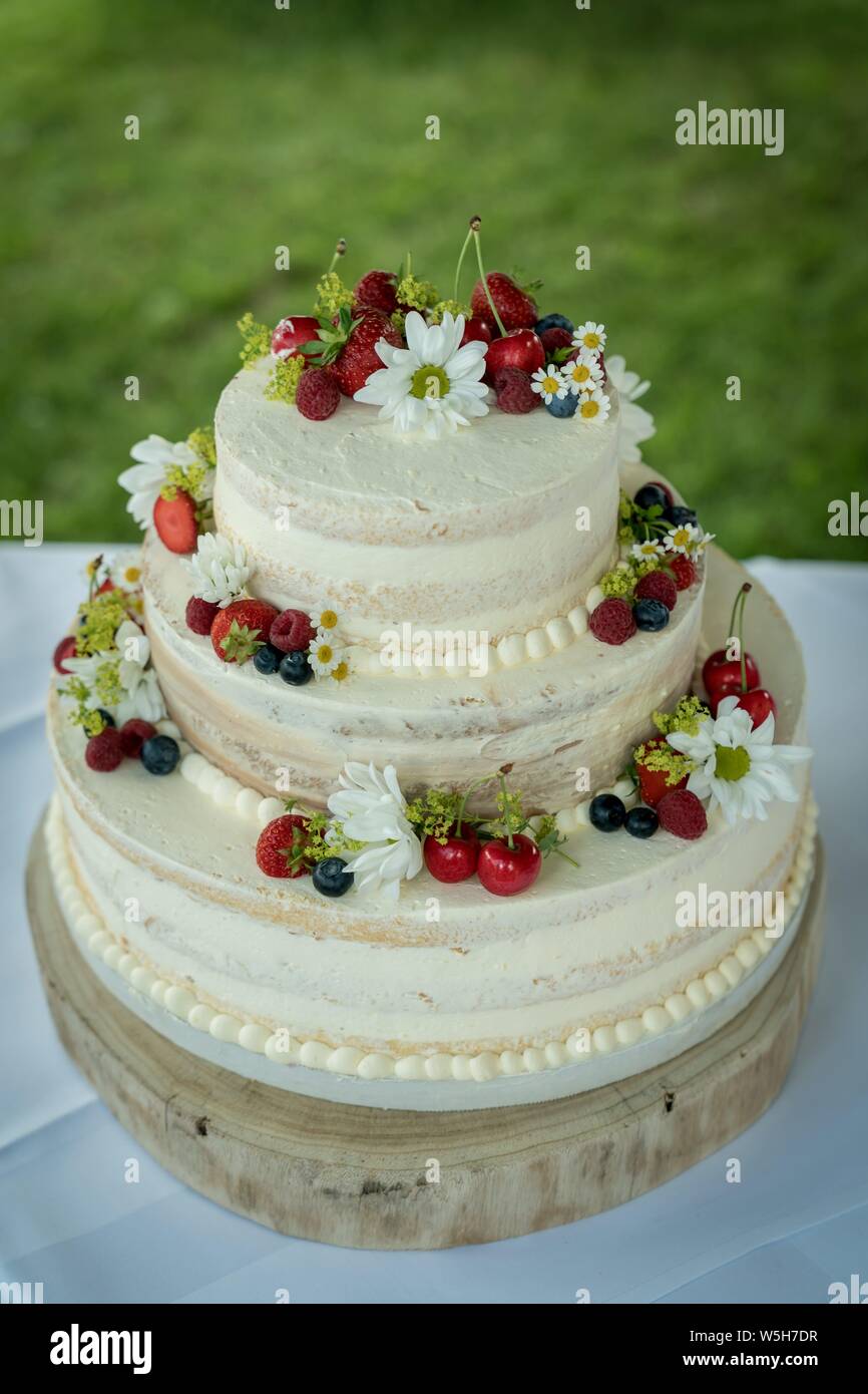 Symbolic photo on the subject of wedding and marriages. A pretty wedding cake is waiting to be eaten. | usage worldwide Stock Photo