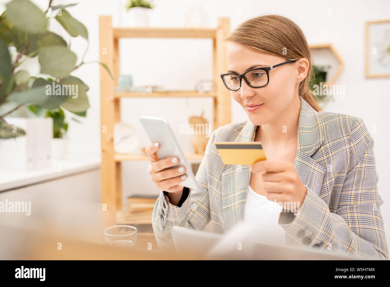 Young black businesswoman using smartphone hi-res stock photography and ...