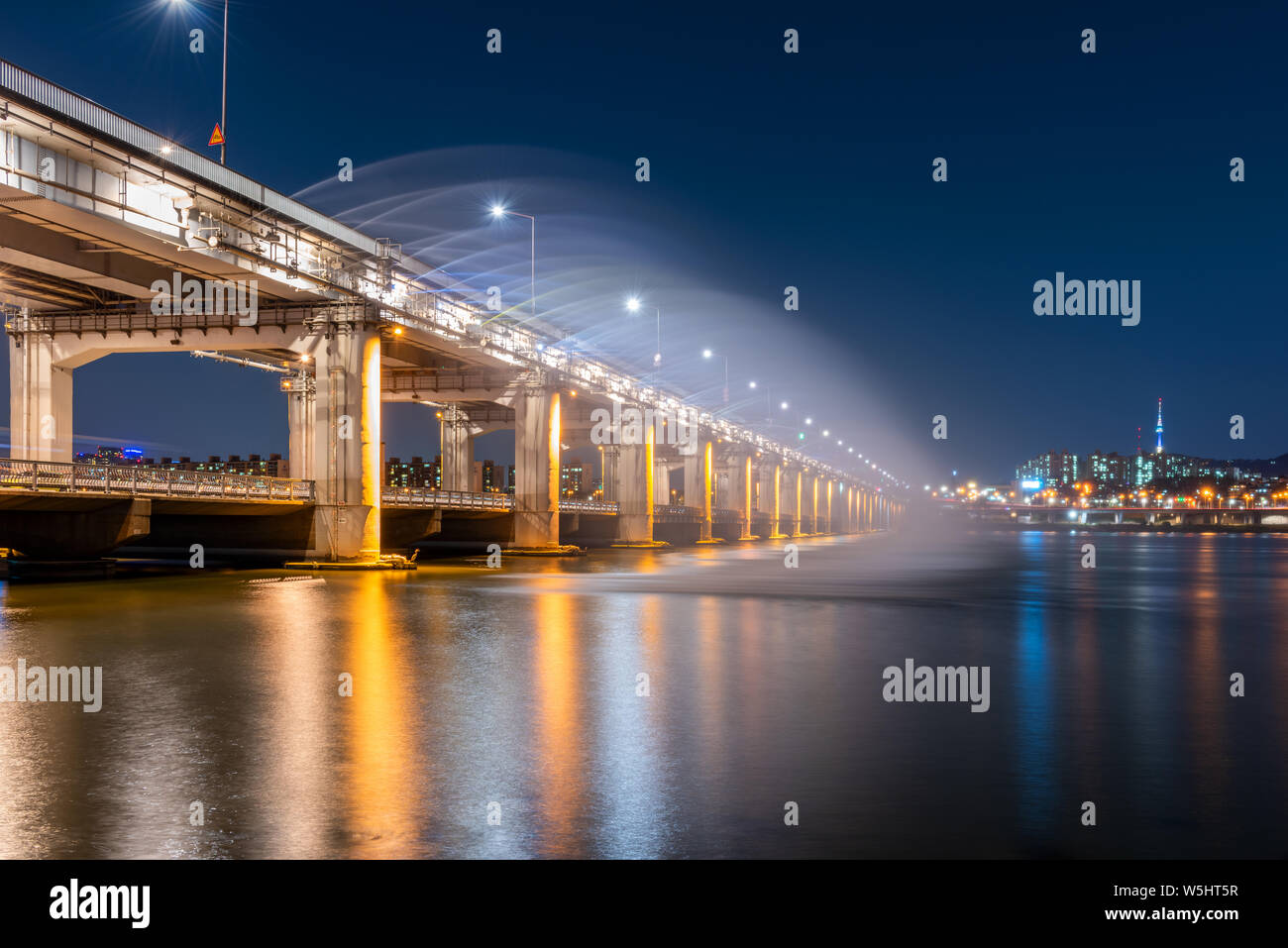 Banpo Bridge Rainbow Fountain in Seoul City,South Korea Stock Photo Alamy