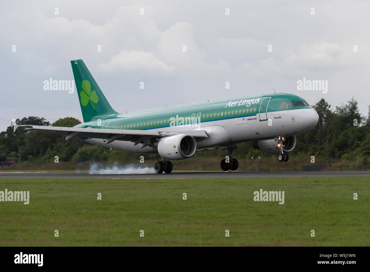 An Aer Lingus Airbus A320-200 lands at Manchester International Airport (Editorial use only) Stock Photo