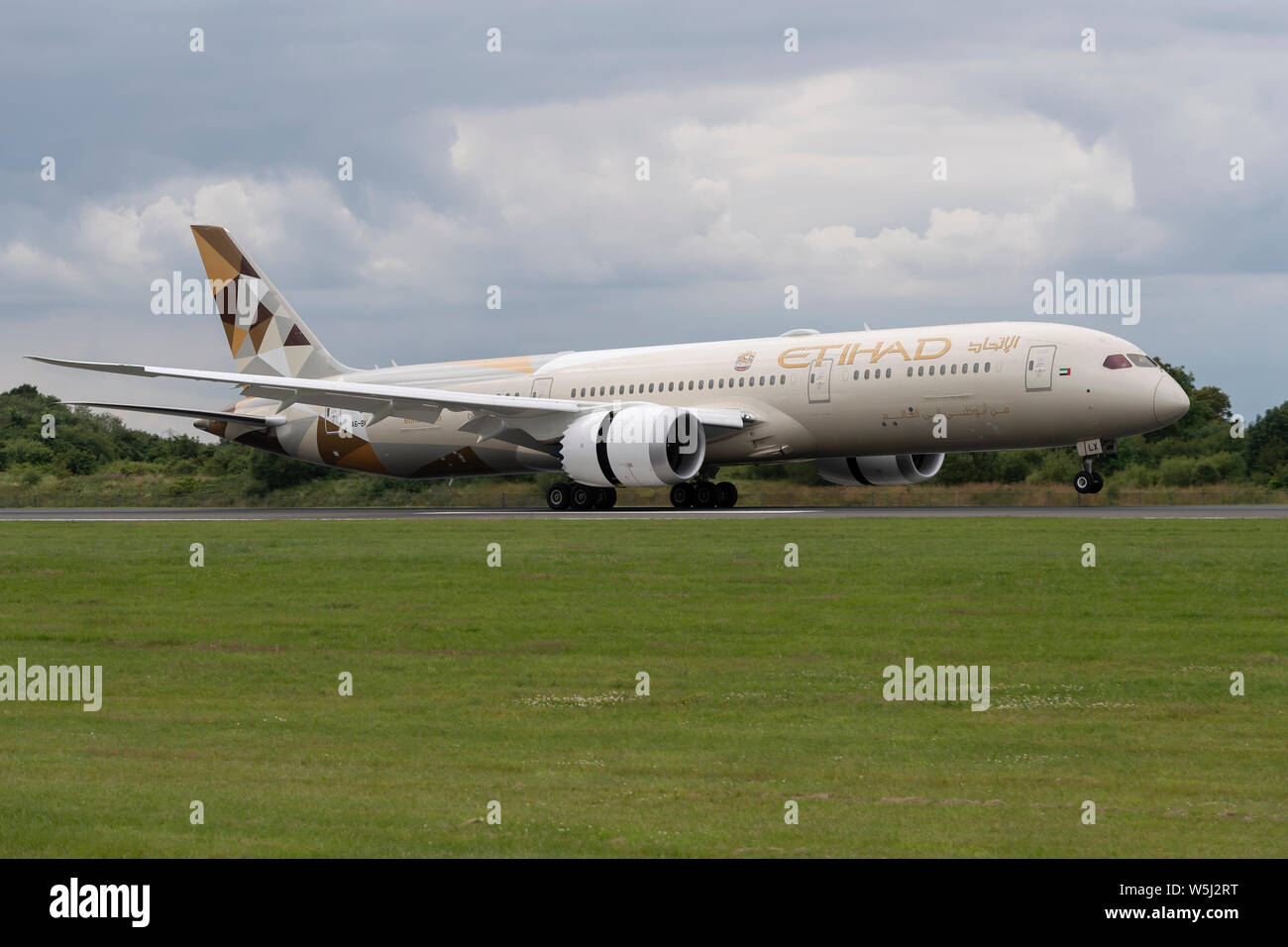 An Etihad Airways Boeing 787-9 Dreamliner lands at Manchester International Airport (Editorial use only) Stock Photo
