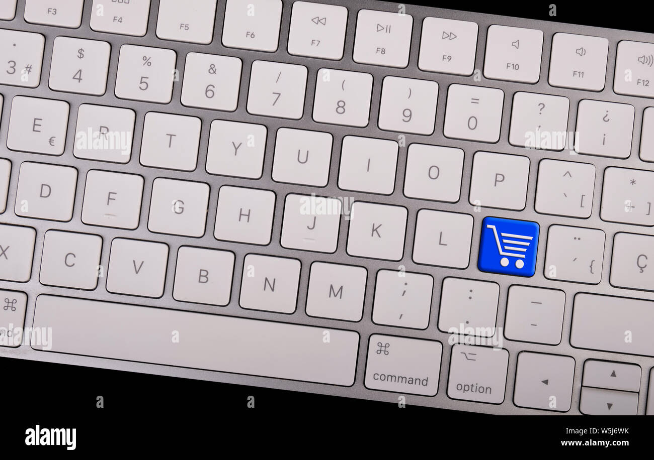 Computer notebook keyboard with icon shopping cart on key. E-commerce  concept Stock Photo - Alamy