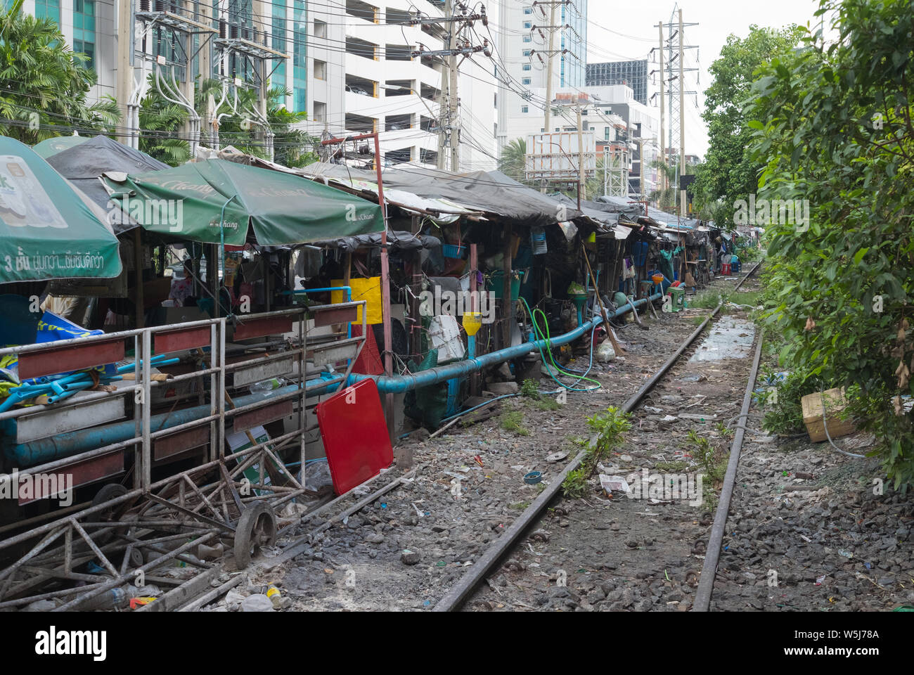 The back of stalls along the Duang Phithak Road, which back onto an abandoned train track, Khlong Toei, Bangkok, Thailand Stock Photo