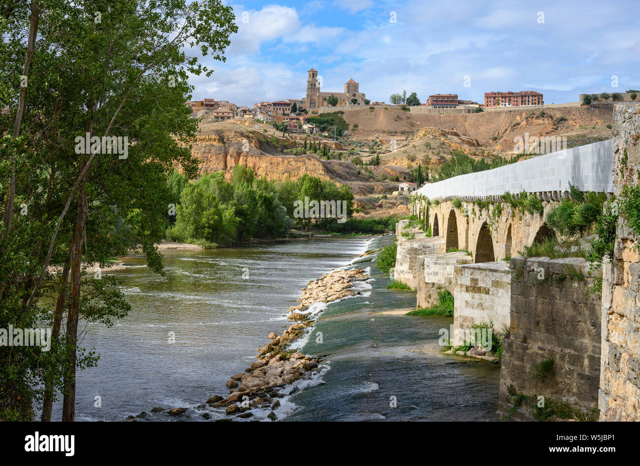 The medeival bridge across the River Douro with the town of Toro on its escarpment in the background, Zamora Province, Castilla y Leon, Spain. Stock Photo