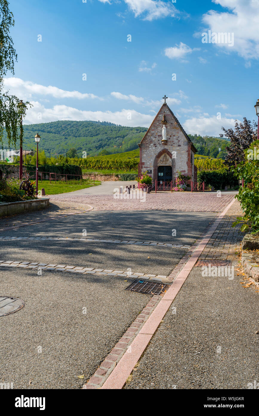 little chapel in front of the vineyard, Ammerschwihr, Alsace Wine Route, France Stock Photo