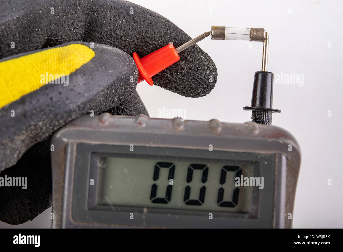 Electric meter to measure voltage and electrical resistance