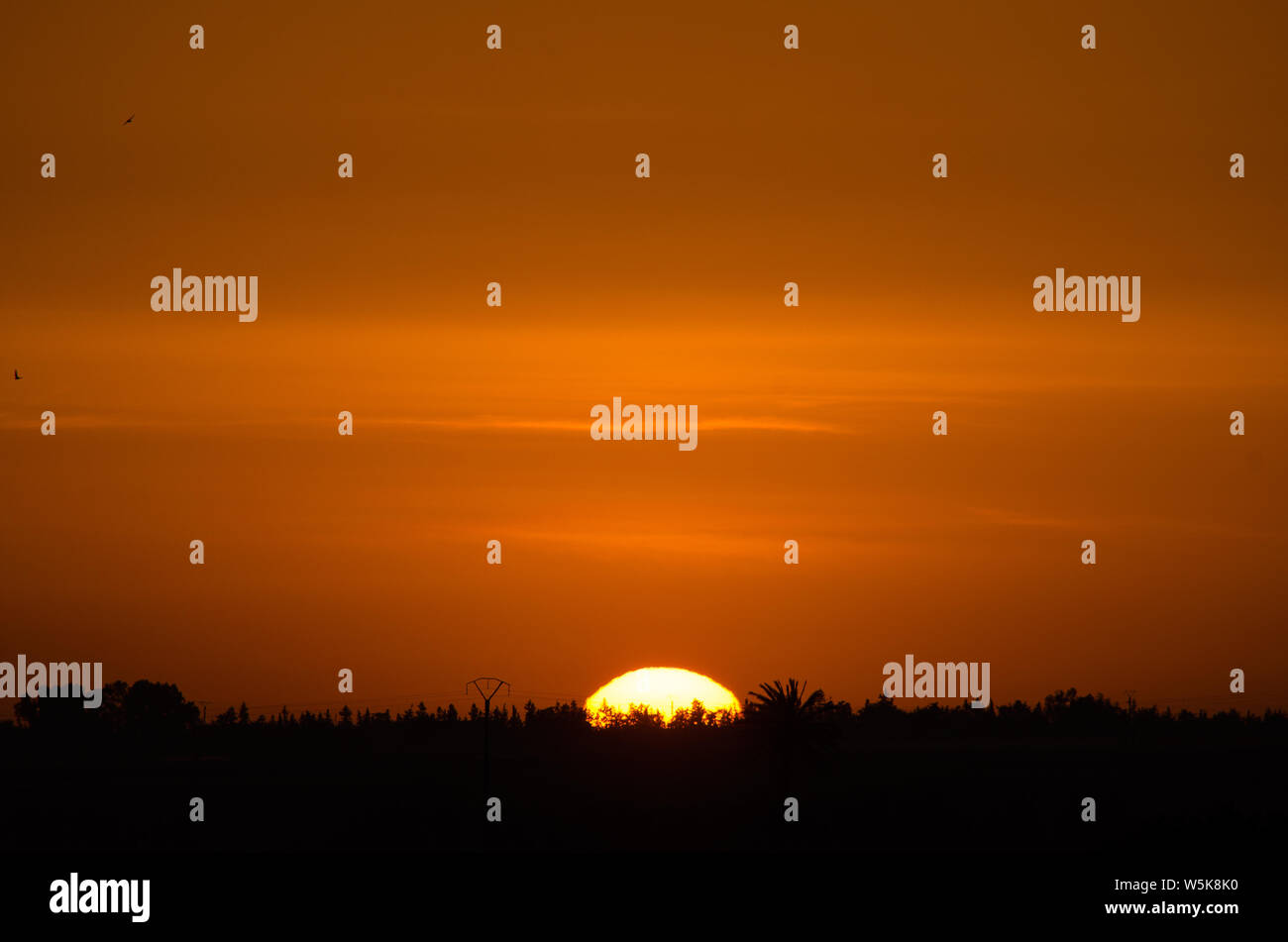 The sun I waited for a long time begins to rise majestically, magical moment and very moving ... Stock Photo