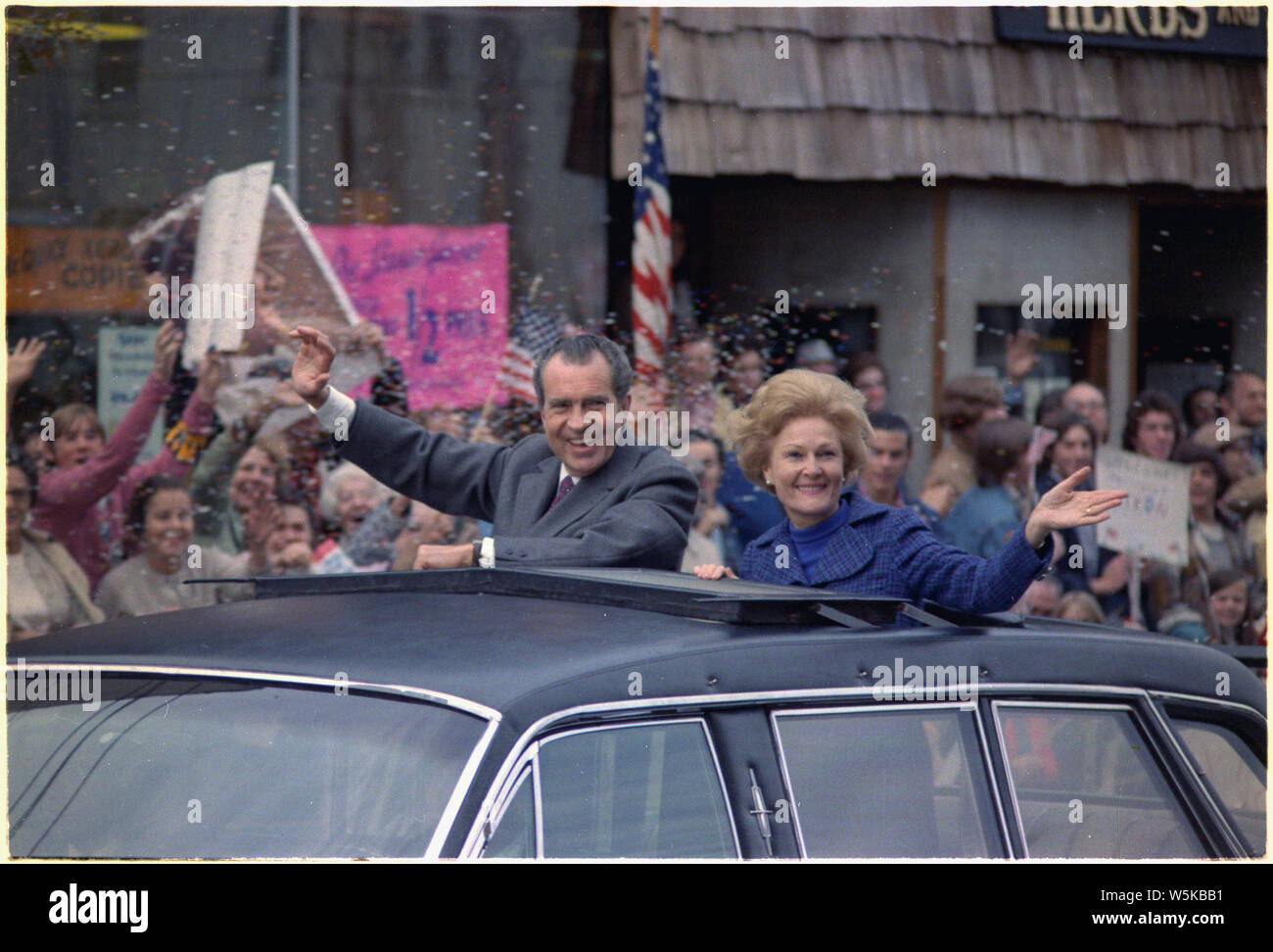 Campaign motorcade en route from Westchester County Airport to Pcantico Hills, New York.; Scope and content:  Pictured: Richard M. Nixon, Pat NIxon. Subject: Campaign 1972. Stock Photo