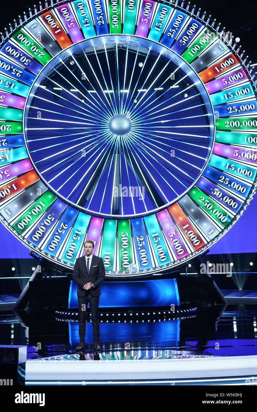 Spin The Wheel Host Dax Shepard Villarreal Family Season 1 Ep 105 Airs July 25 19 Ph Michael Becker C Fox Courtesy Everett Collection Stock Photo Alamy Spin The Wheel Host Dax Shepard Villarreal Family Season 1 Ep 105 Airs July 25 19 Ph Michael Becker C Fox Courtesy Everett Collection Stock Photo Alamy