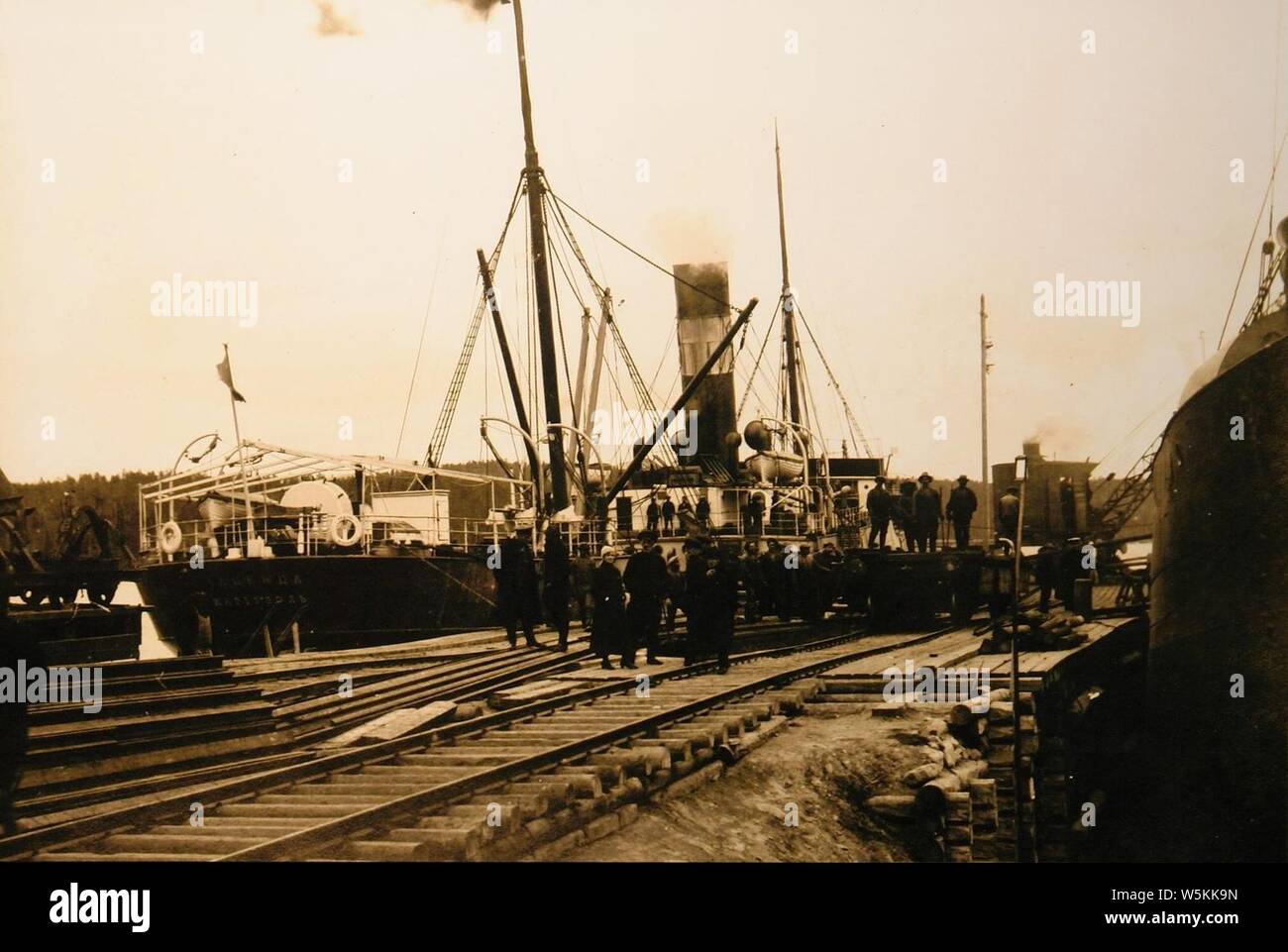 Dampfschiff Nadezda (Hoffnung) mit Fracht der Alliierten am Hafen von Romanov an der Murmanbahn, Foto von I V Kostickij, 1916. Stock Photo