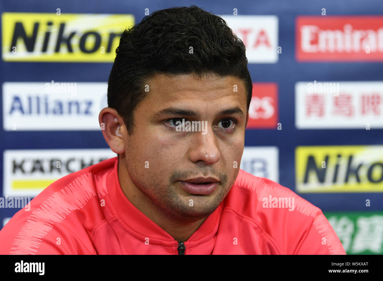 Brazilian football player Elkeson de Oliveira Cardoso, or simply Elkeson,  of China's Shanghai SIPG F.C. attends a press conference after the group H  m Stock Photo - Alamy