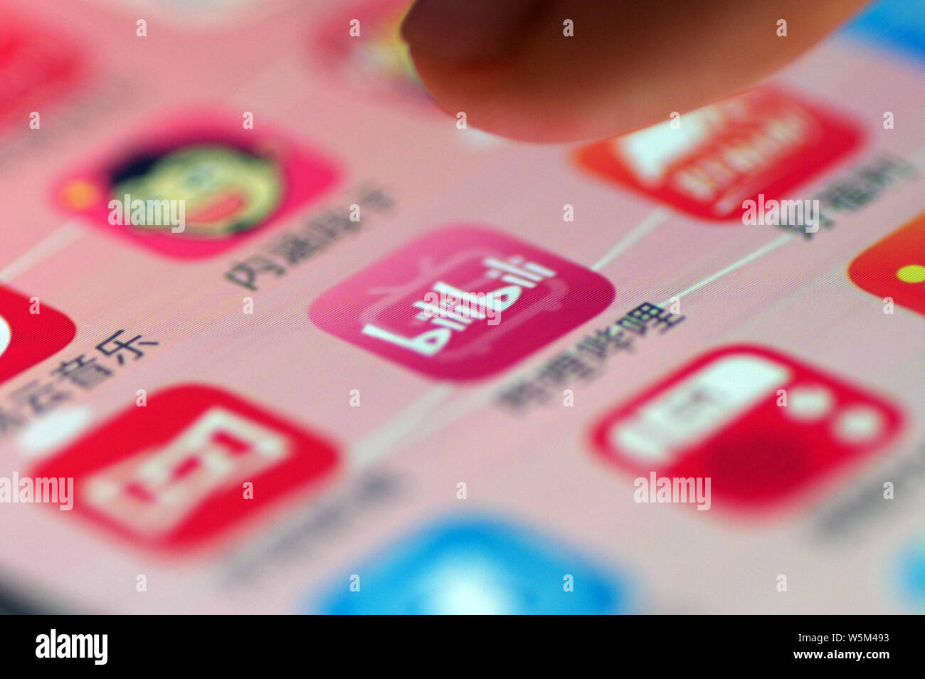 --FILE--A netizen shows an icon of the mobile app of Chinese streaming ...