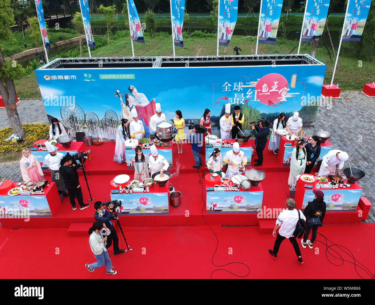 Chefs cook delicacies during the Most Popular Fish King Banquet in Xiantao city, central China's Hubei province, 27 April 2019.   The Most Popular Fis Stock Photo