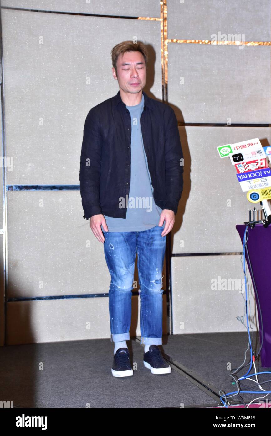 Hong Kong singer Andy Hui or Hui Chi-on poses during a press conference to apologize to the public for cheating on his superstar wife Sammi Cheng in H Stock Photo