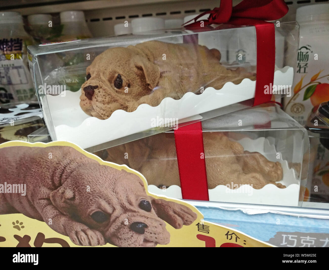 FILE--Realistic dog cakes are for sale at a convenience store in Wuhan  city, central China's Hubei province, 10 October 2018. Puppy-shaped mousse  Stock Photo - Alamy