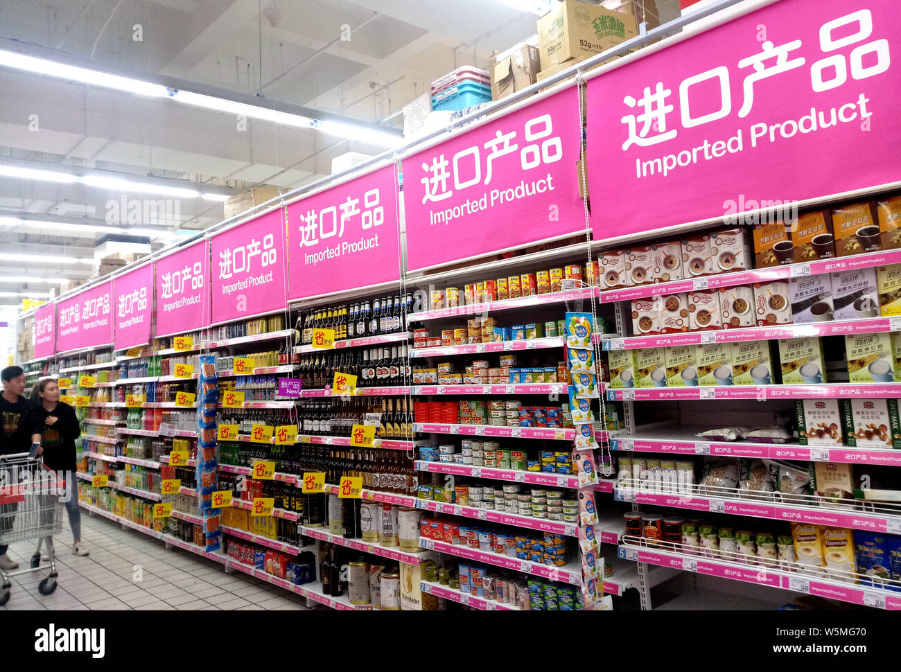 --FILE--Consumers choose imported products at a supermarket in Shanghai, China, 29 October 2018.   China's decision to lower tax rates on a range of g Stock Photo
