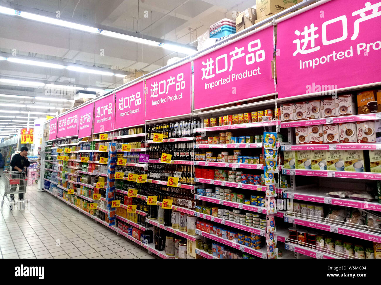 --FILE--A consumer chooses imported products at a supermarket in Shanghai, China, 29 October 2018.   China's decision to lower tax rates on a range of Stock Photo