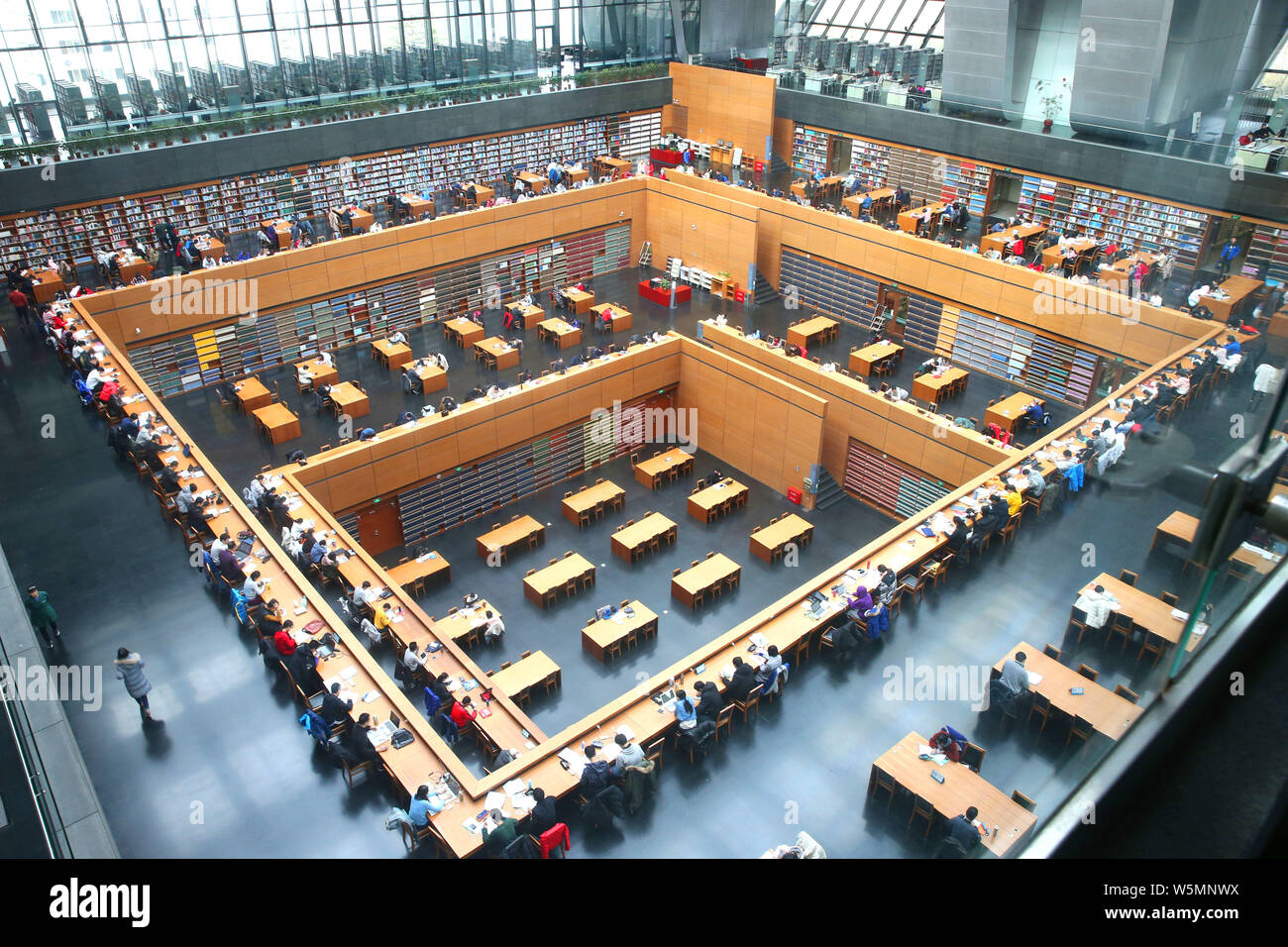 FILELocal residents read books at the National Library of China