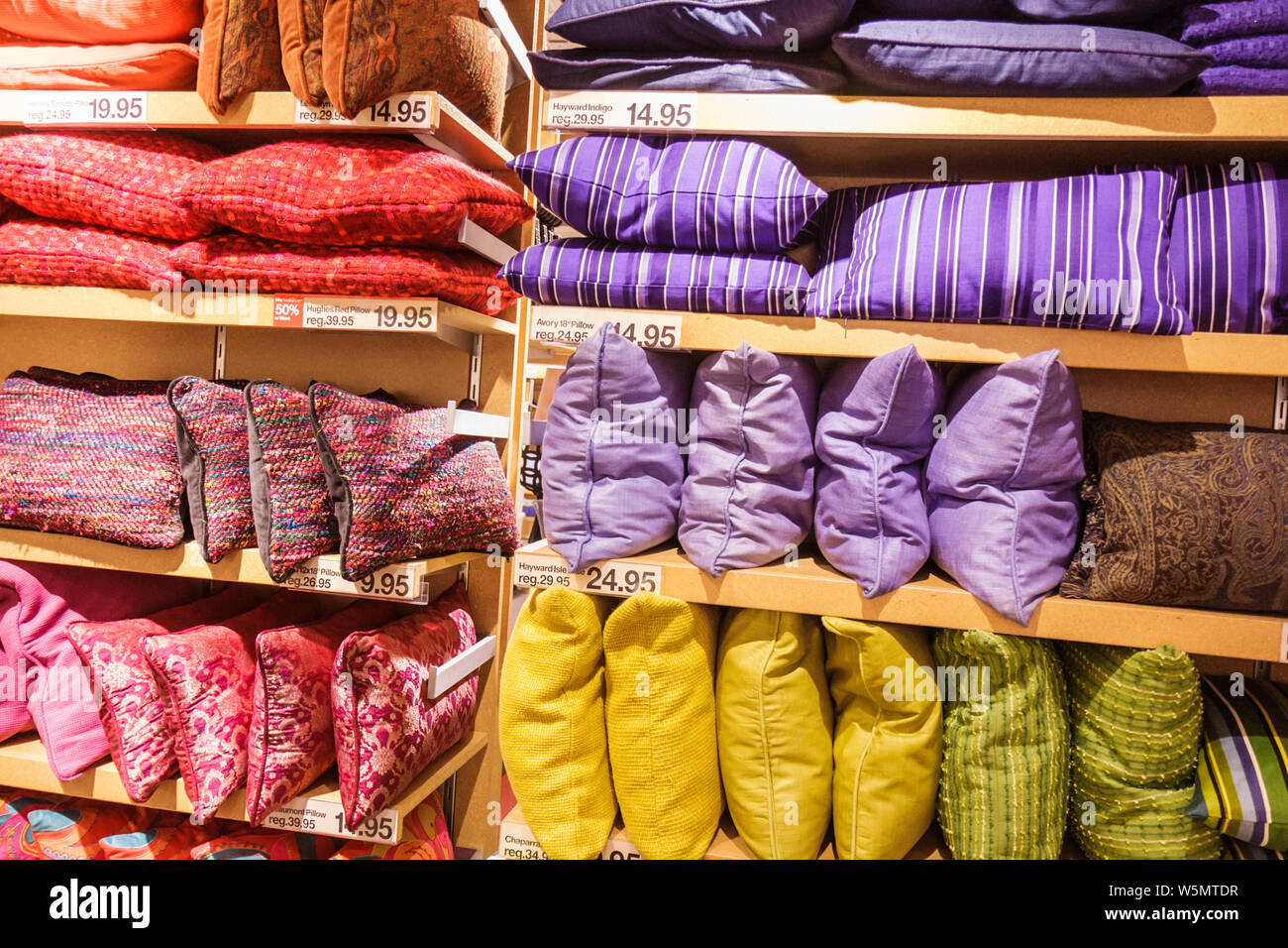 Household goods shop hi-res stock photography and images - Alamy