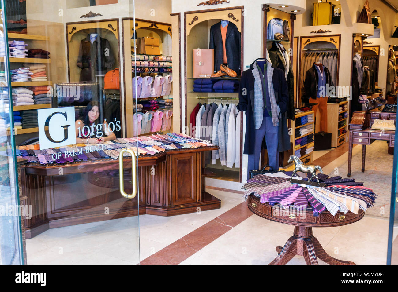 GR42 Luxury Men's Clothes Store Display Ideas_