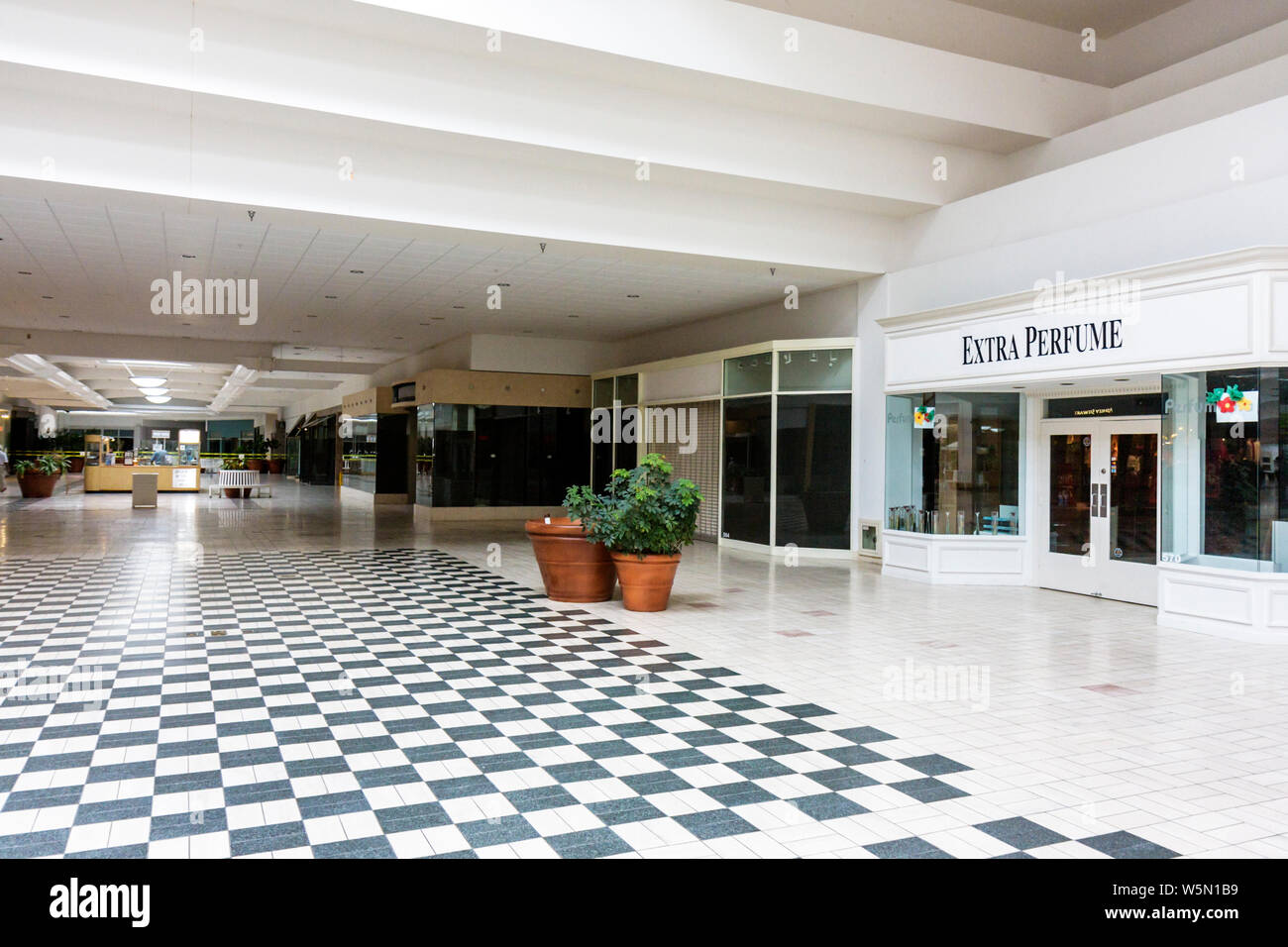 West Palm Beach Florida,Palm Beach Mall,foreclosed,foreclosure,dead mall,empty,closing,economy,financial  credit crisis,desolate,closed store,shopping Stock Photo - Alamy