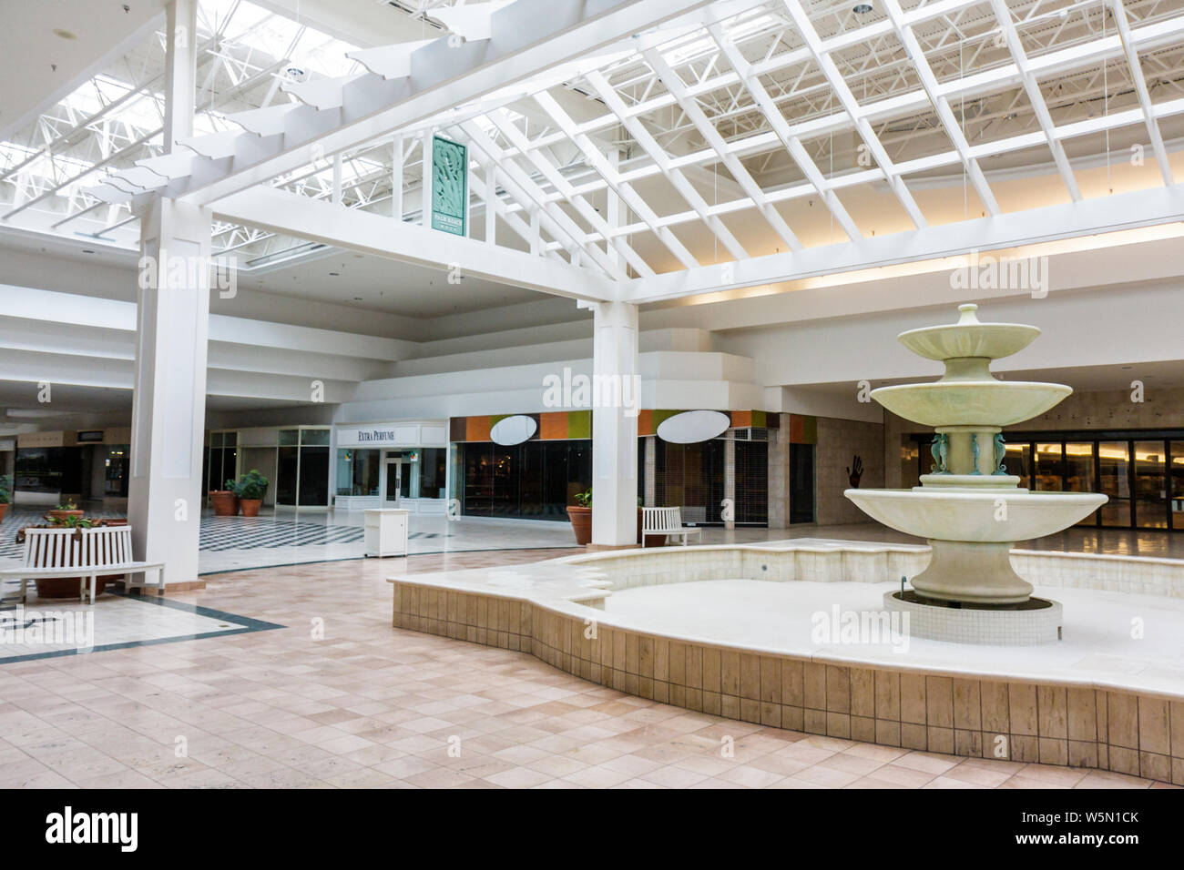 West Palm Beach Florida,Palm Beach Mall,foreclosed,foreclosure,dead mall,empty,closing,economy,financial credit crisis,empty fountain,shopping shopper Stock Photo