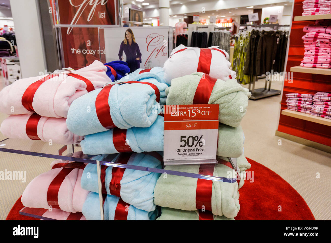 West Palm Beach Florida,The Square formerly CityPlace,Macy's,department  store,retail,fashion,trendy,luxury,fashionable,shopping shopper shoppers  shop Stock Photo - Alamy