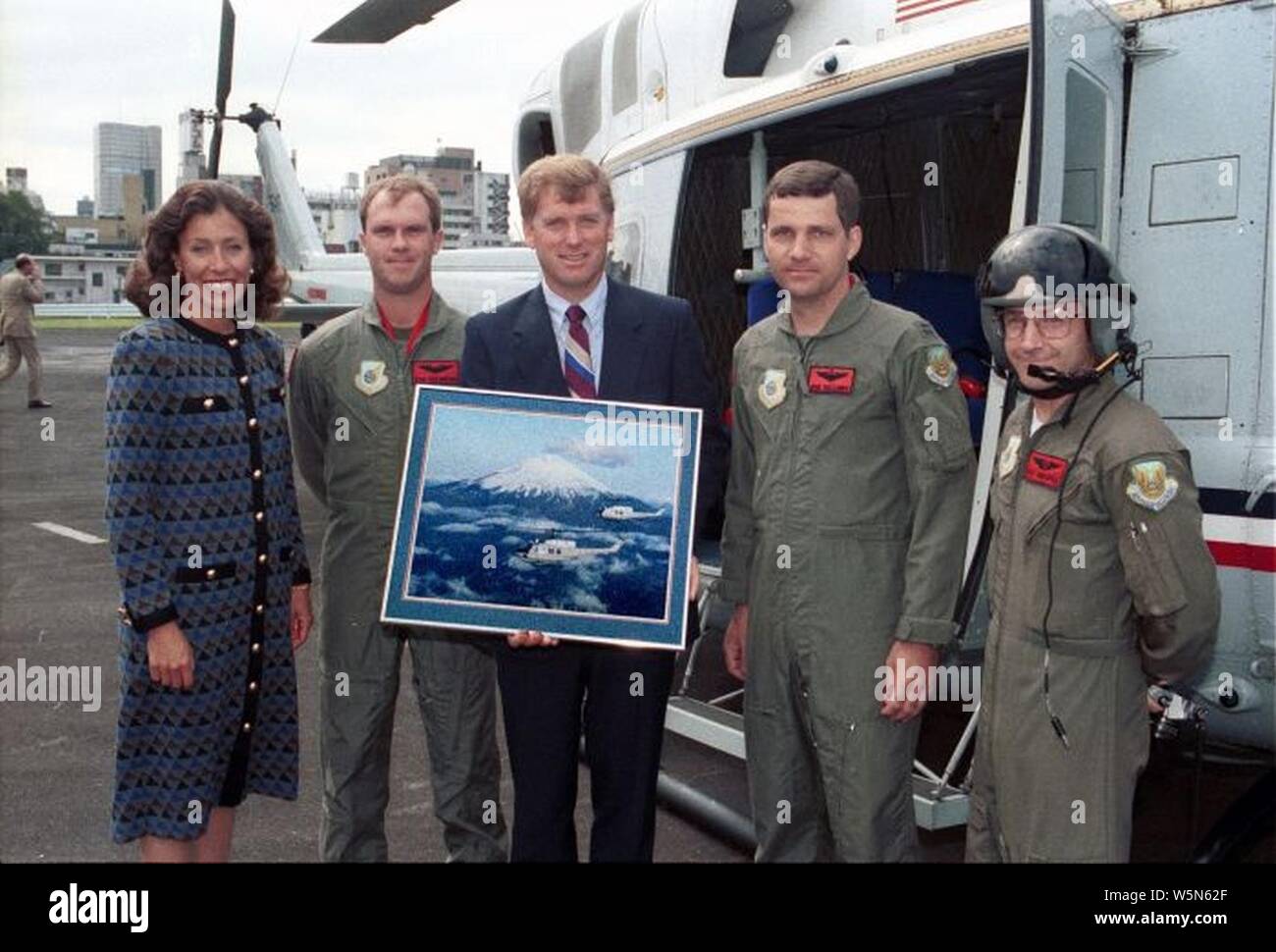 Dan Quayle and Marilyn Quayle accept a painting of Mt. Fuji. Stock Photo