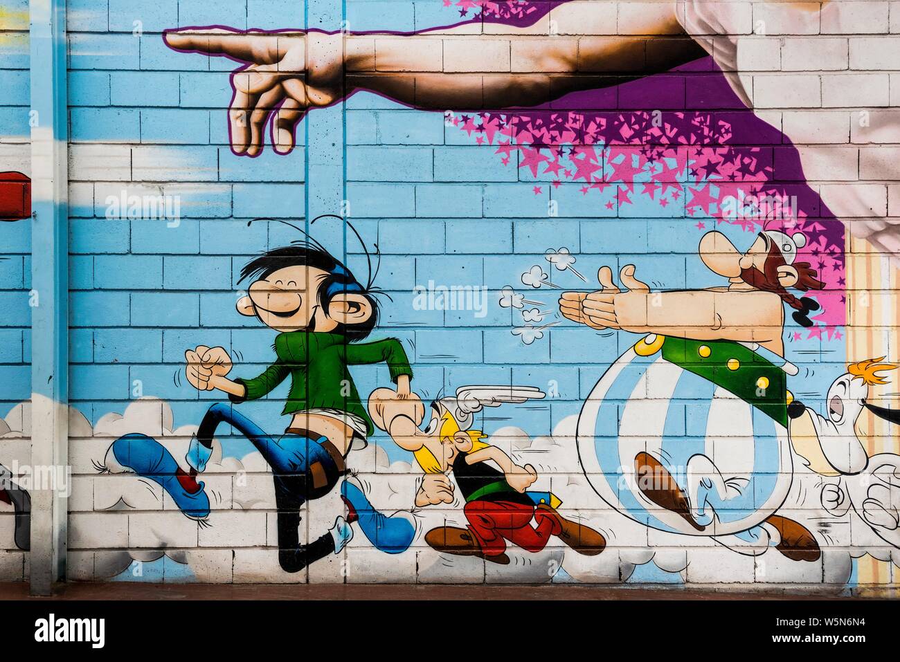 Painted house wall with cartoon characters, Asterix and Obelix, Graffiti, Porte de Clignancourt, Paris, France Stock Photo