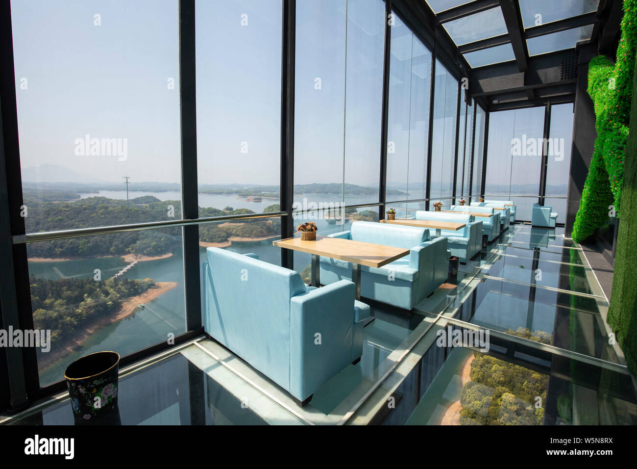 Стеклянный пол башня. Vista cafe opening в китае. Стеклянный пол башня. Офис wieden+kennedy в портленде. Современный дизайн дома.