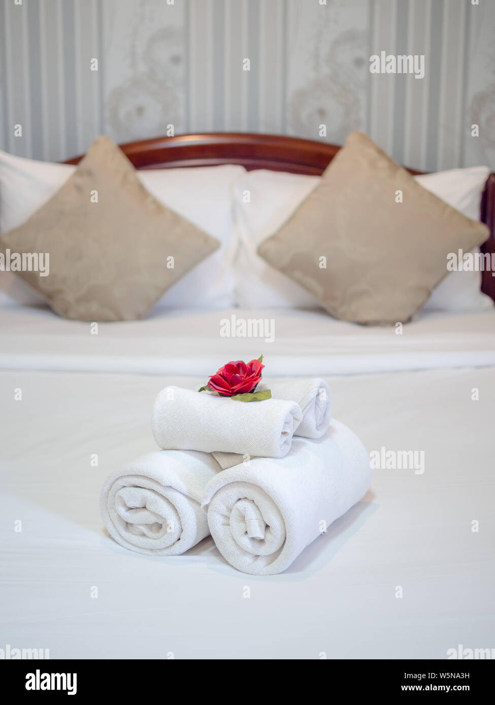 https://c8.alamy.com/comp/W5NA3H/white-clean-towels-decoration-with-red-flower-on-white-clean-bed-in-hotel-room-vertical-style-W5NA3H.jpg