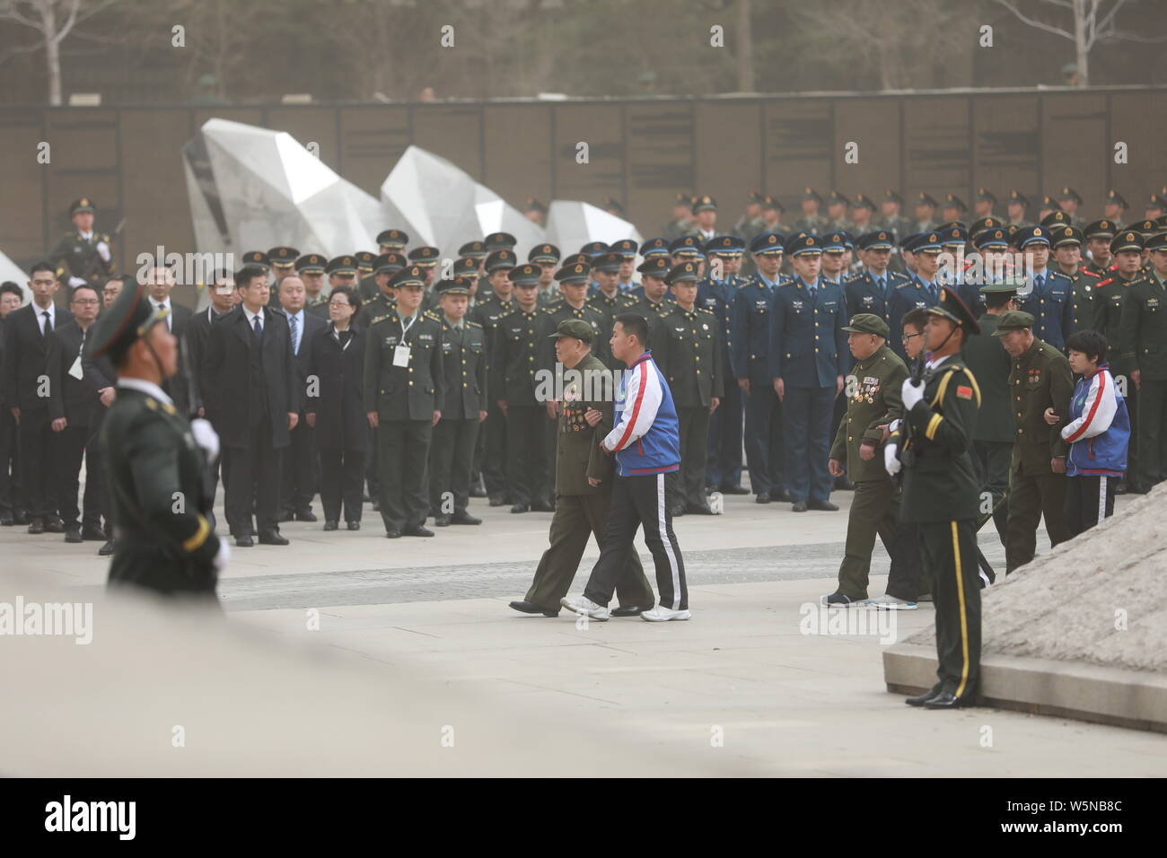 Korean War veterans attend a burial ceremony for the remains of 10 ...