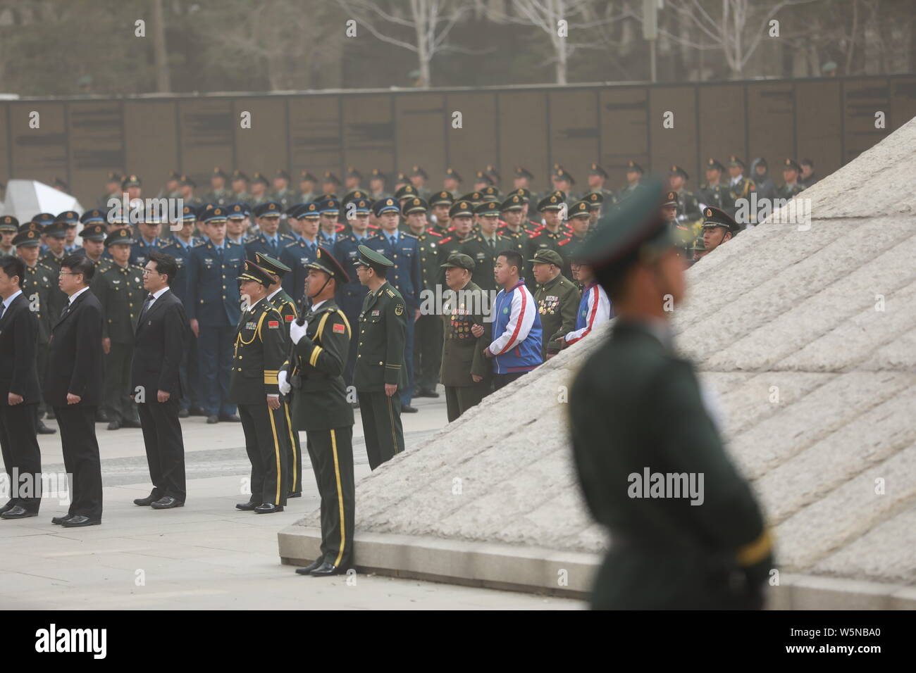 Korean War veterans attend a burial ceremony for the remains of 10 ...
