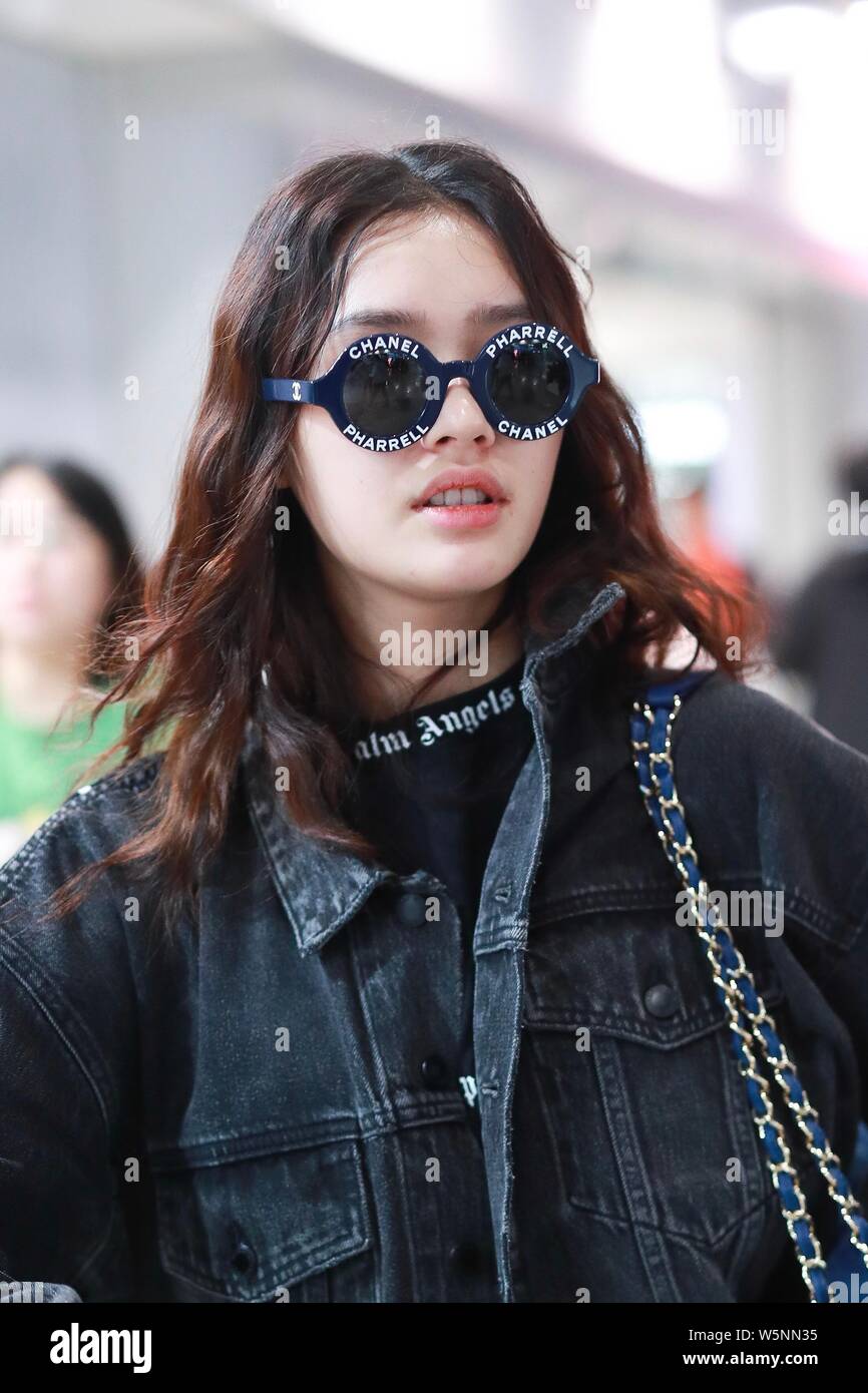 Chinese actress Jelly Lin or Lin Yun arrives at an airport in Shanghai,  China, 7 April 2019. T-shirt: Palm Angels Handbag: Chanel Sunglasses: Chan  Stock Photo - Alamy