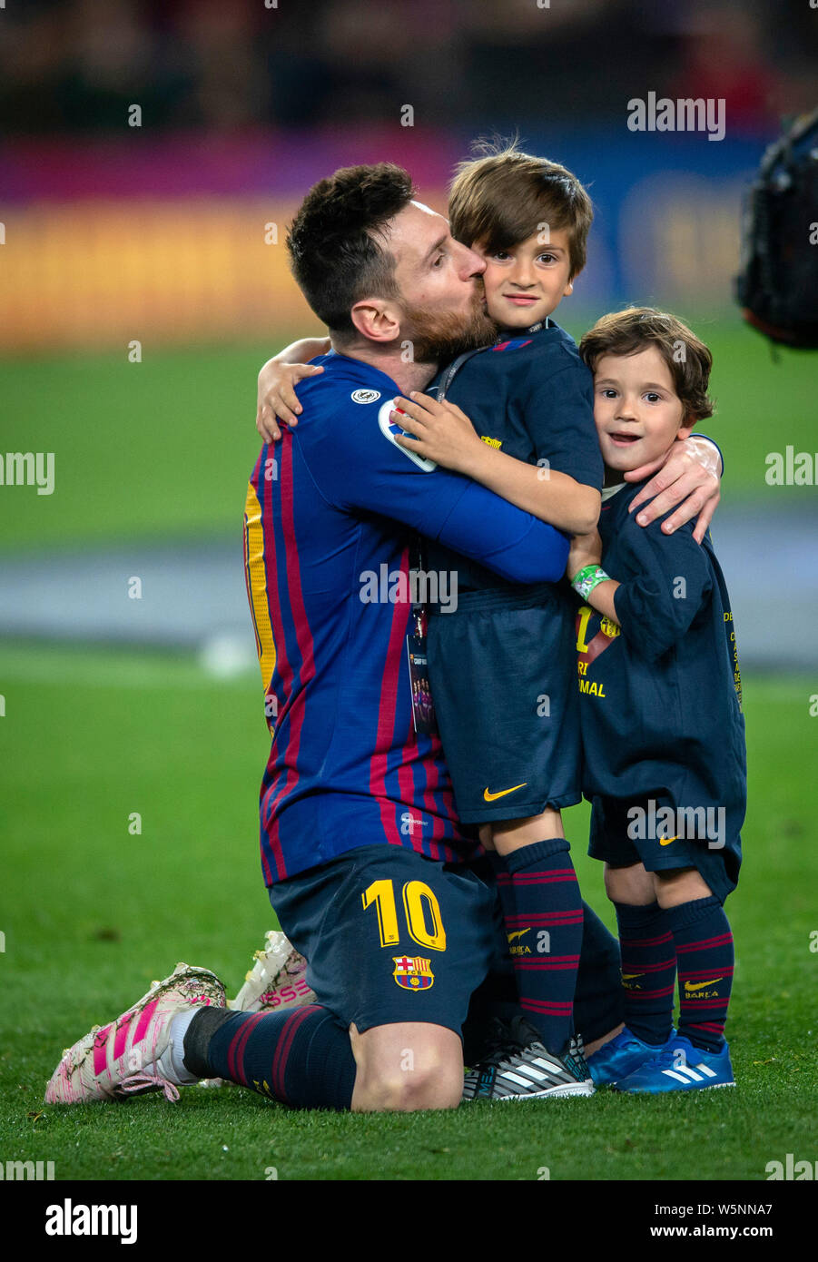 Hãy cùng đắm chìm vào thiên đường bóng đá với hình nền Messi boot kiss đầy cảm xúc. Điều gì có thể tuyệt hơn khi nhìn thấy cú nụ hôn này được đặt lên đôi giày của huyền thoại bóng đá? Hãy khám phá và cảm nhận với bức ảnh tuyệt đẹp này.