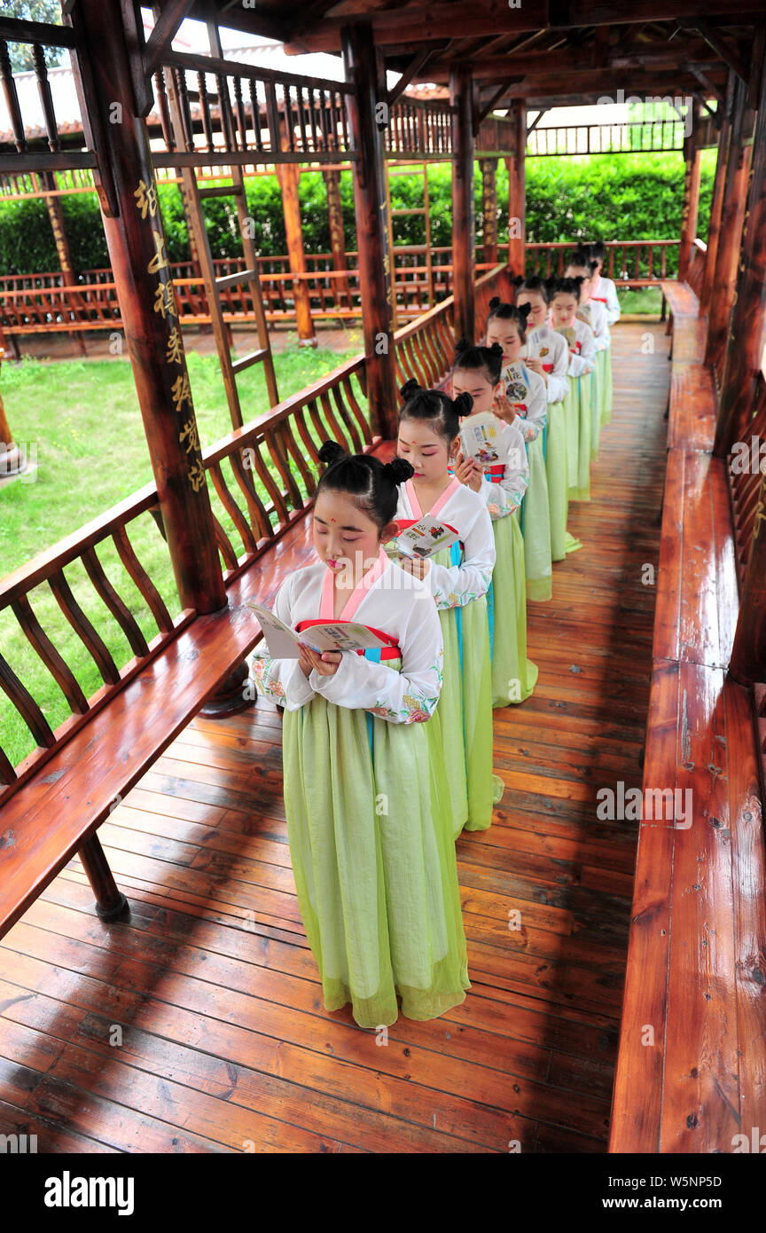 Chinese students dressed in Hanfu or traditional Chinese costume read classics to greet the World Book Day in Zigui county, Yichang city, central Chin Stock Photo