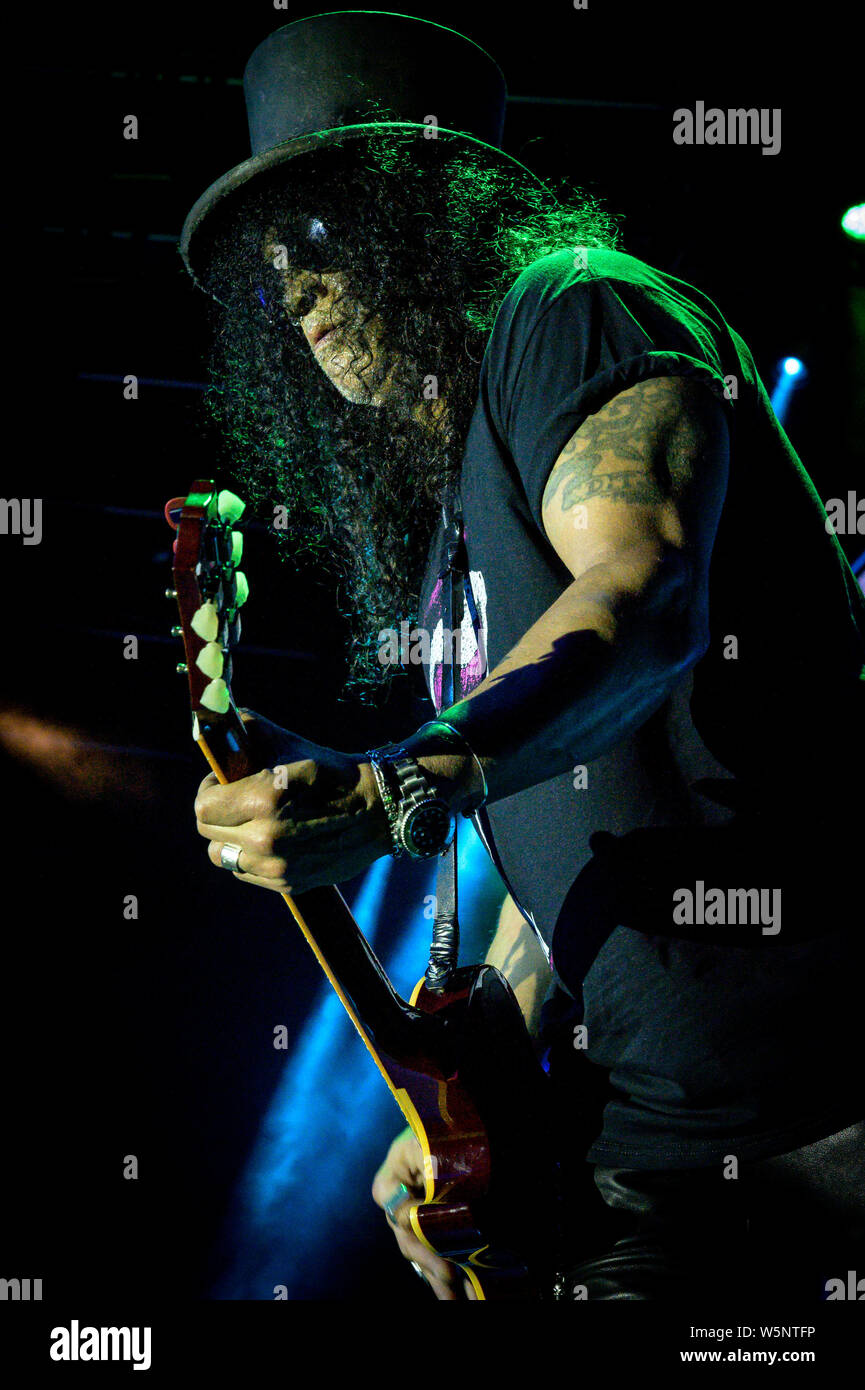 Slash guitarist hi-res stock photography and images - Alamy