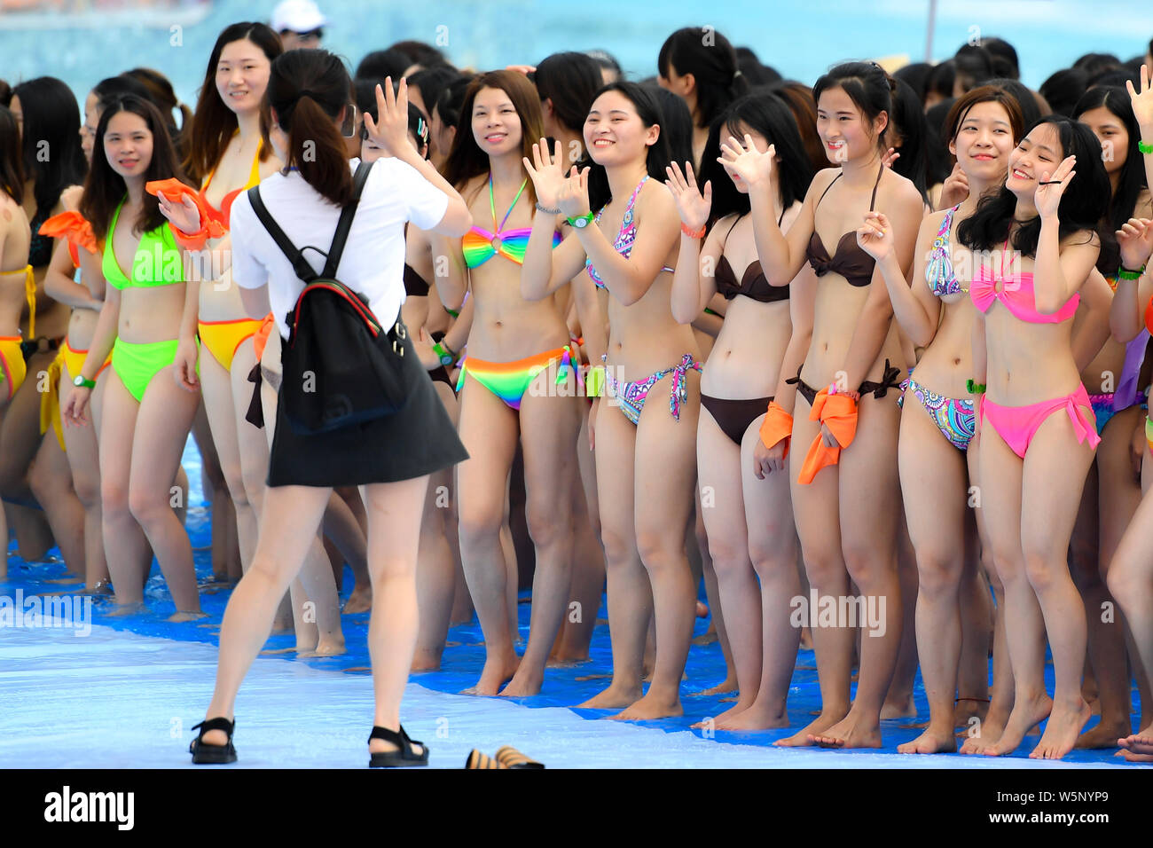 Temerity mond Donder Chinese and foreign girls wearing bikinis pose during a promotional event  for Chimelong Water Park in Guangzhou city, south China's Guangdong  province Stock Photo - Alamy