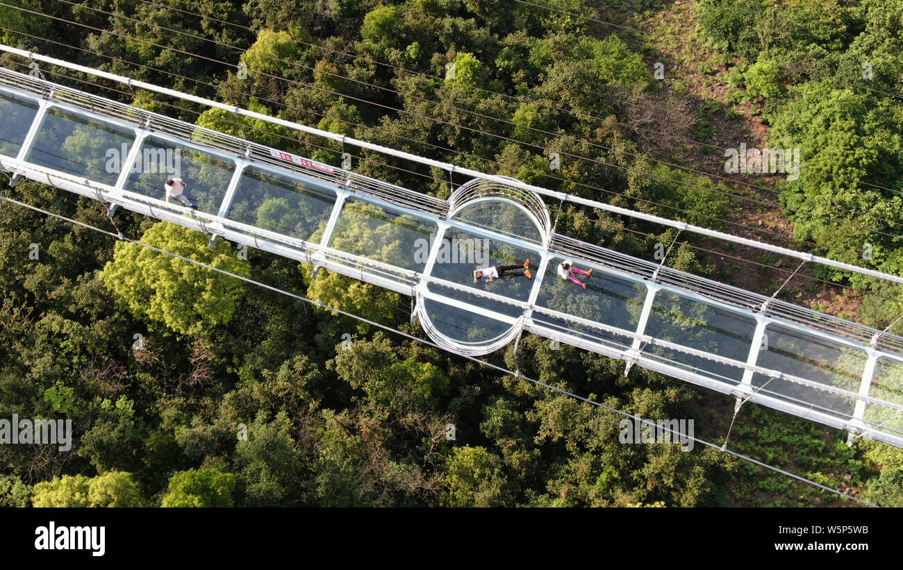 Мост ruyi китай. Национальный парк чжанцзяцзе стеклянный мост. Мост над пропастью в китае. Китай город стеклянный мост. Китай город стеклянный мост.