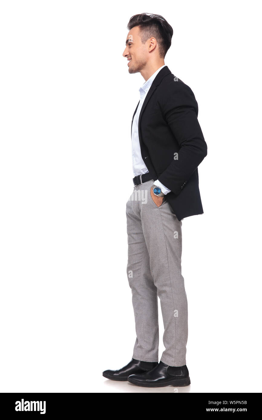 вертикальное положение тела человека. осанка. человек стоящий в полный рост. непринужденная поза стоящего человека. человек с руками за головой.