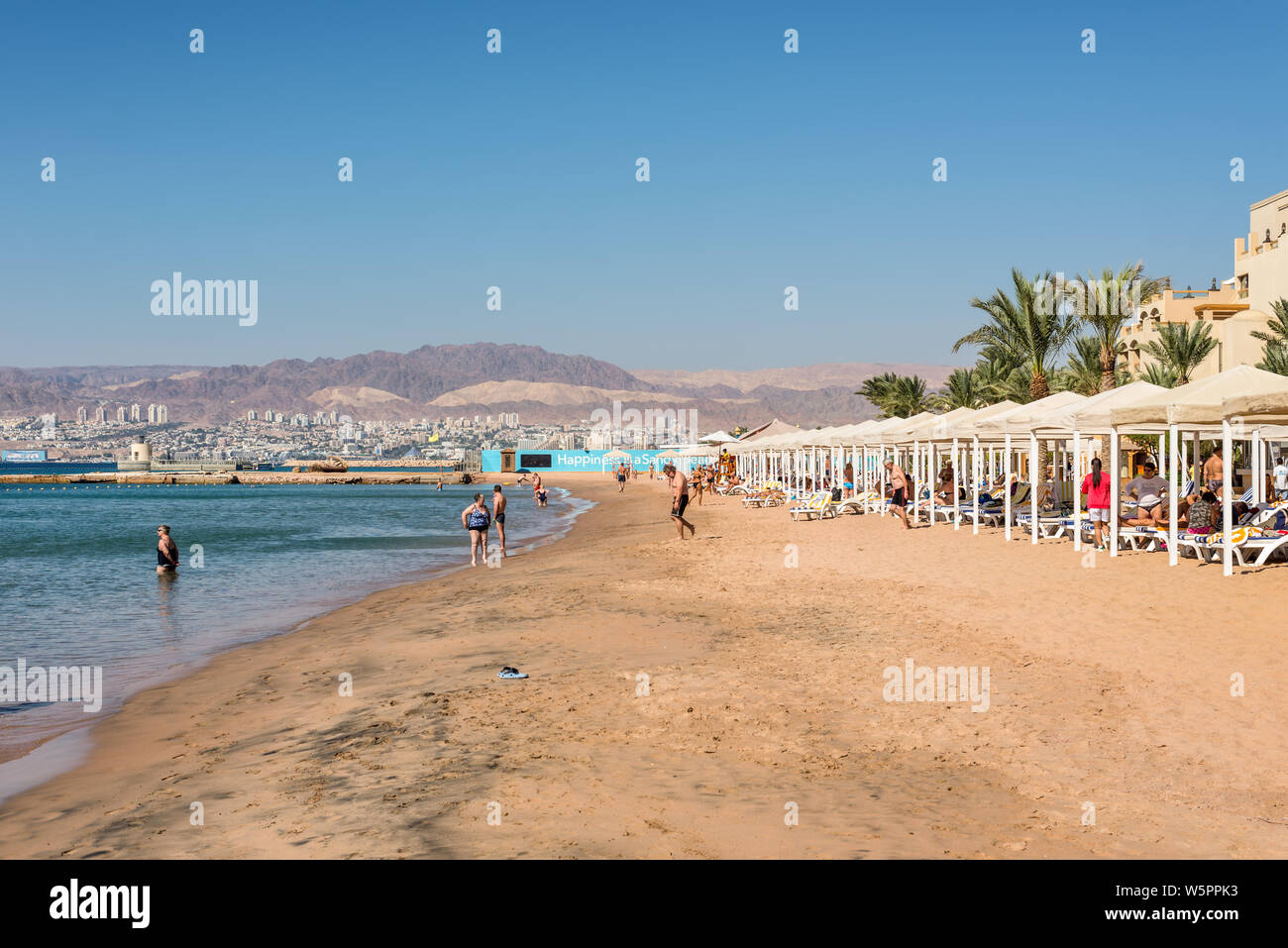 Aqaba, Jordan - November 6, 2017: People relaxing on the beach on the Red  Sea in the Gulf of Aqaba at the InterContinental Aqaba Hotel in Aqaba,  Jorda Stock Photo - Alamy
