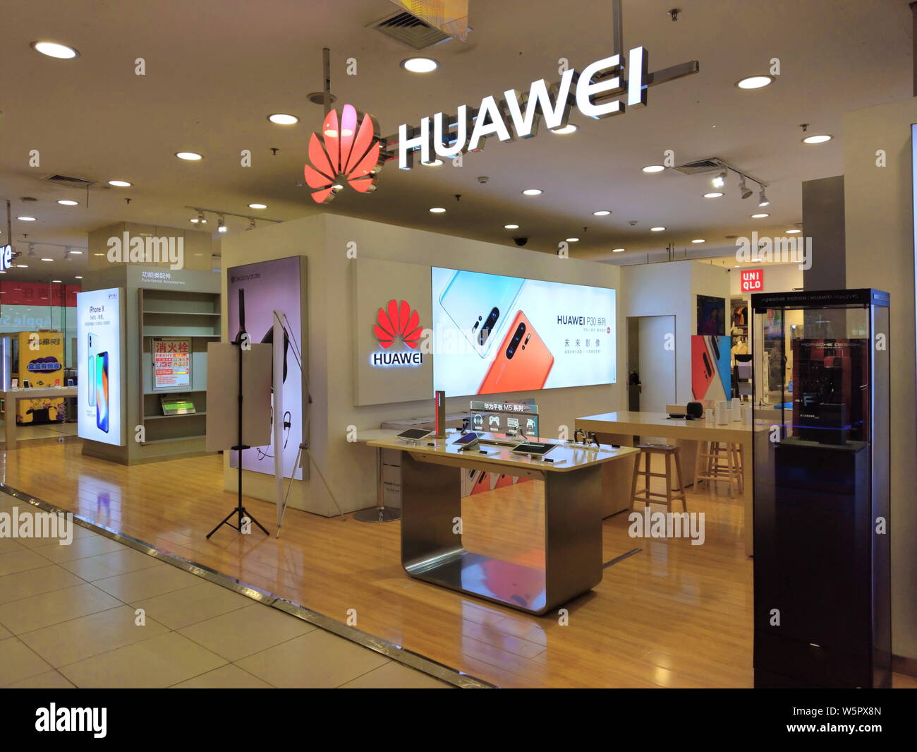 View of a store of Huawei at a shopping mall in Beijing, China, 23 May 2019.   Serbia plans to continue and improve cooperation with Huawei, disregard Stock Photo