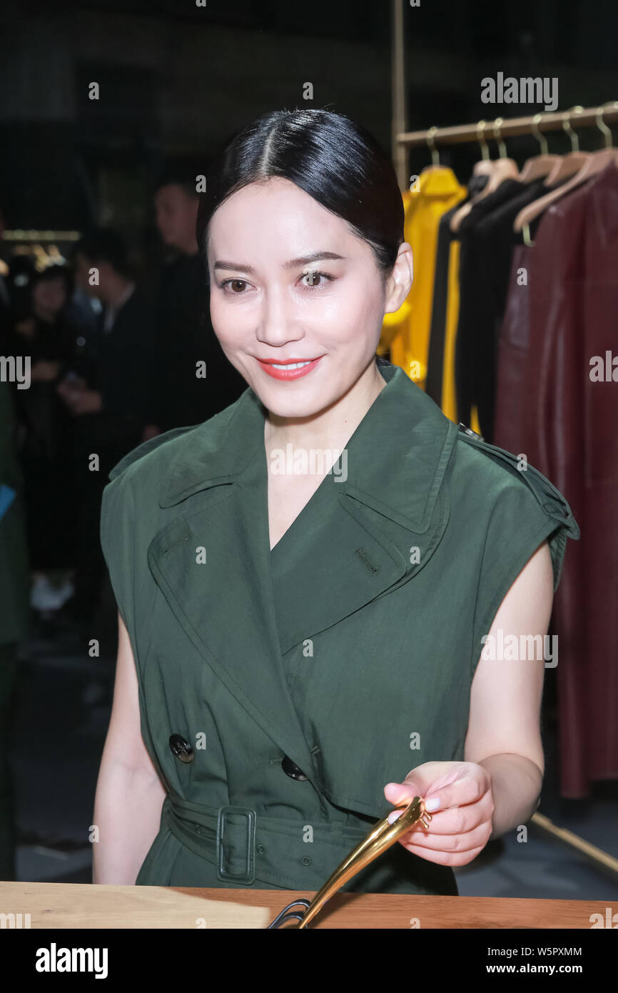 MOYNAT - Out for a walk. Actress Yu Feihong takes her Oh