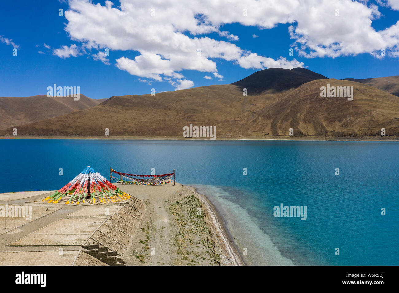 Landscape of the Yamdrok Lake, one of the Three Holiest Lakes in Tibet, in Nagarze county, Shannan city, northwest China's Tibet Autonomous Region, 14 Stock Photo