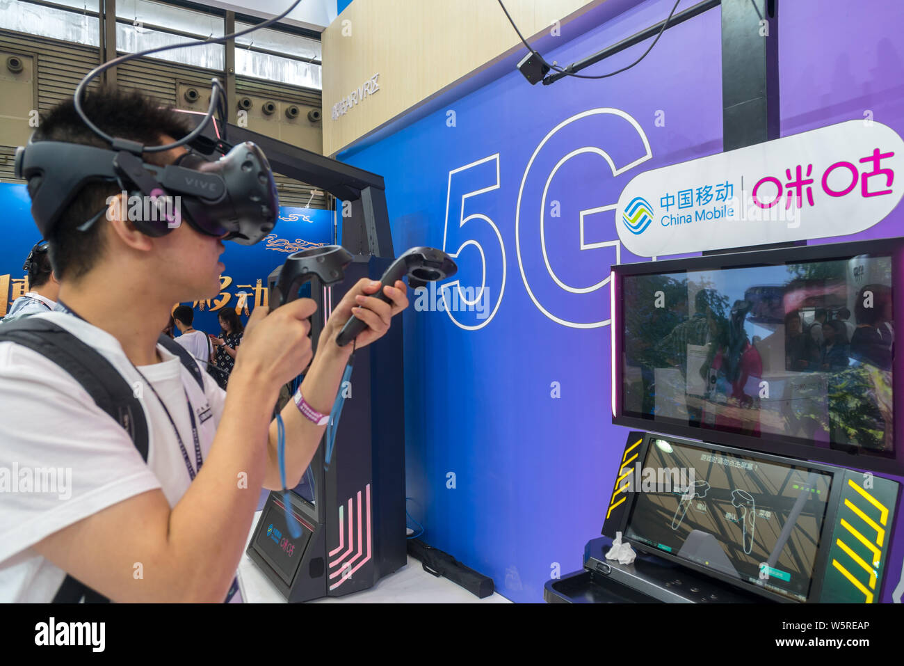 A visitor tries out virtual reality glasses via 5G technology during the 2019 Mobile World Congress (MWC) in Shanghai, China, 26 June 2019.  The 5G te Stock Photo