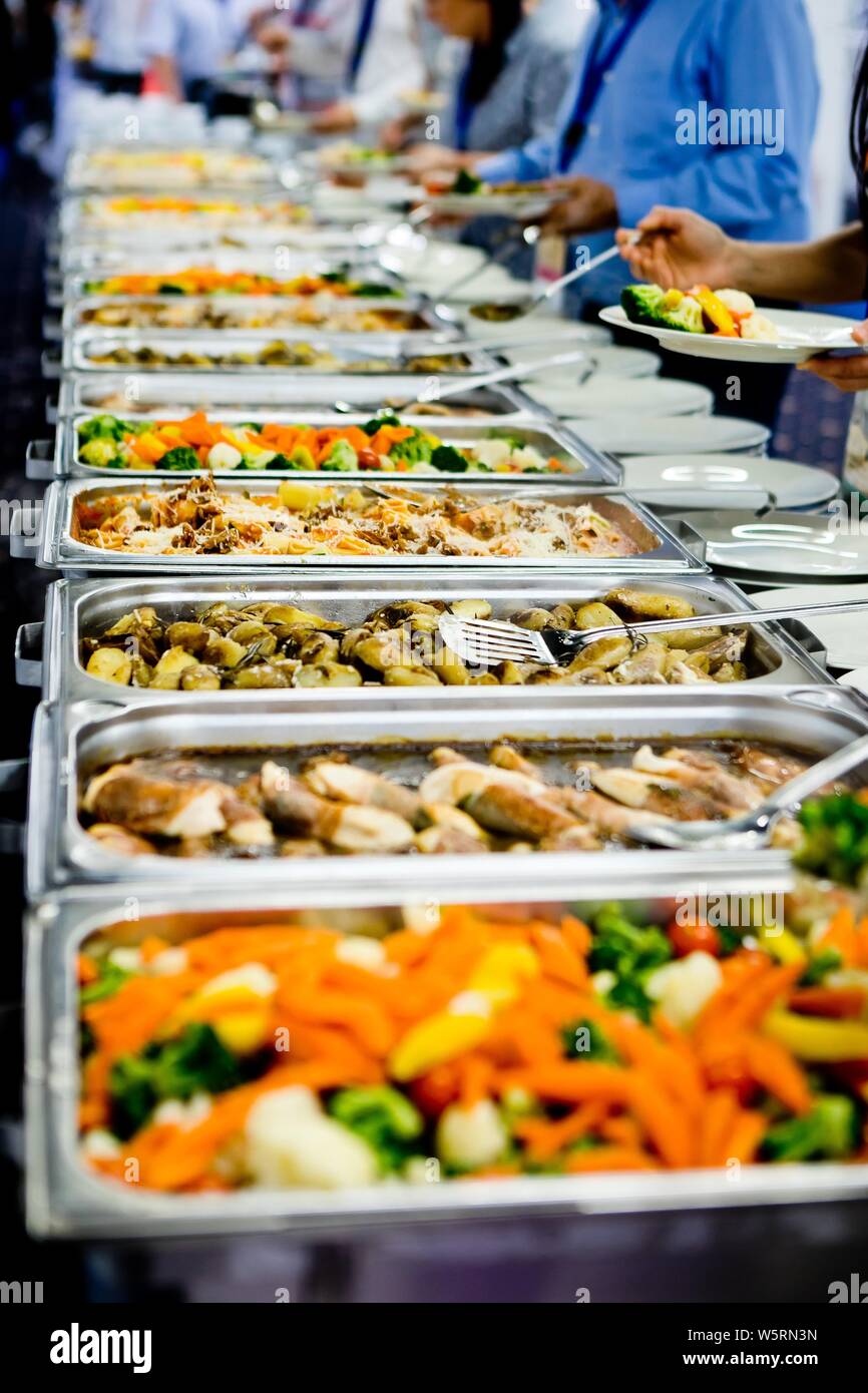 Pijler Promoten terugvallen People taking food from professional warm catering, diversity of food Stock  Photo - Alamy