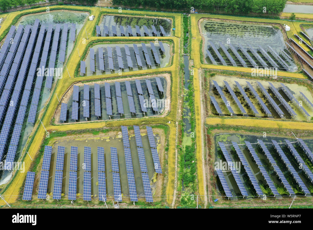 China floating solar farm hi-res stock photography and images - Alamy