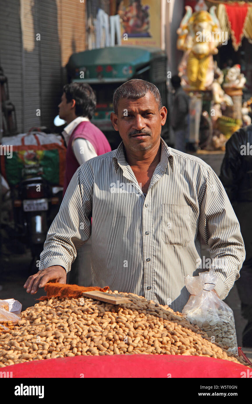 Vendor selling peanuts Stock Photo Alamy
