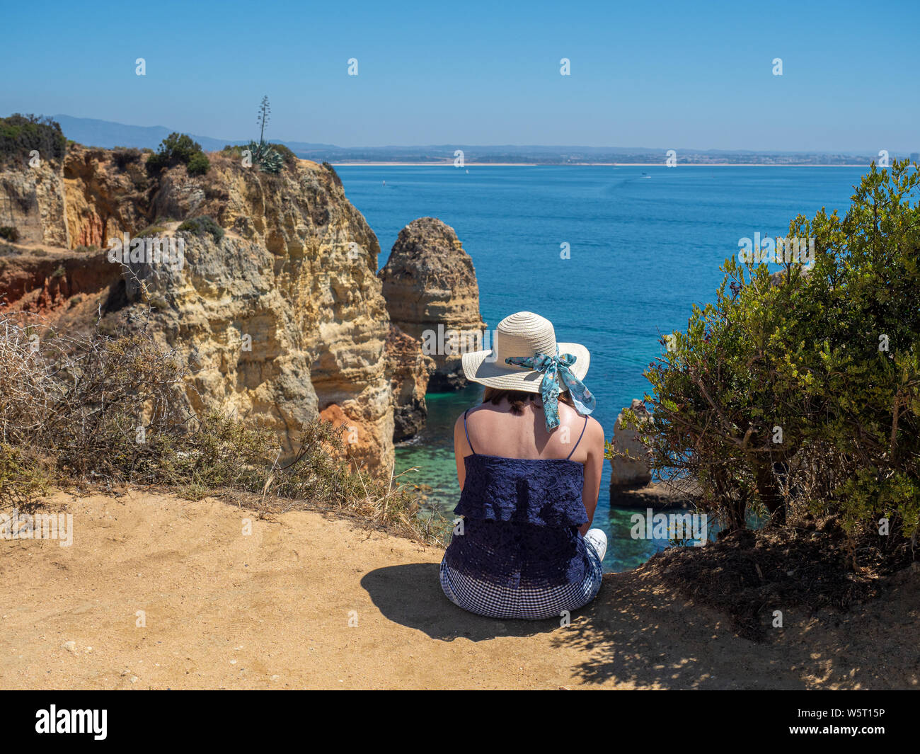 Girl sitting on edge cliff hi-res stock photography and images - Alamy